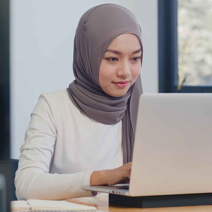 asia-muslim-lady-casual-wear-working-using-laptop-HK2PY25.jpg
